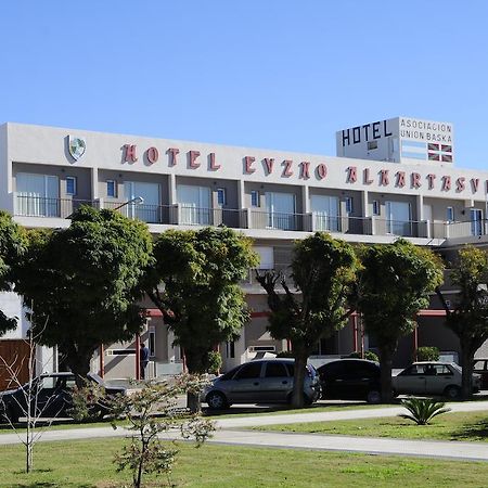 Hotel Euzko Alkartasuna Macachin  Exterior photo