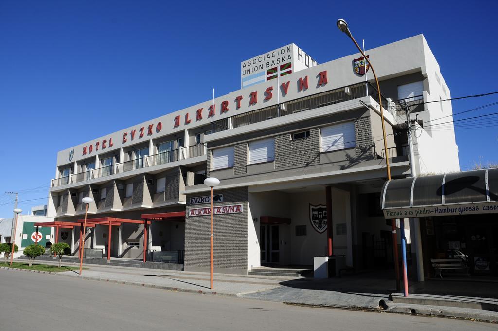 Hotel Euzko Alkartasuna Macachin  Exterior photo